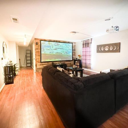 Cute 2-Brm Walkout Apt With Pool Table And Theater Apartment Lexington Bagian luar foto