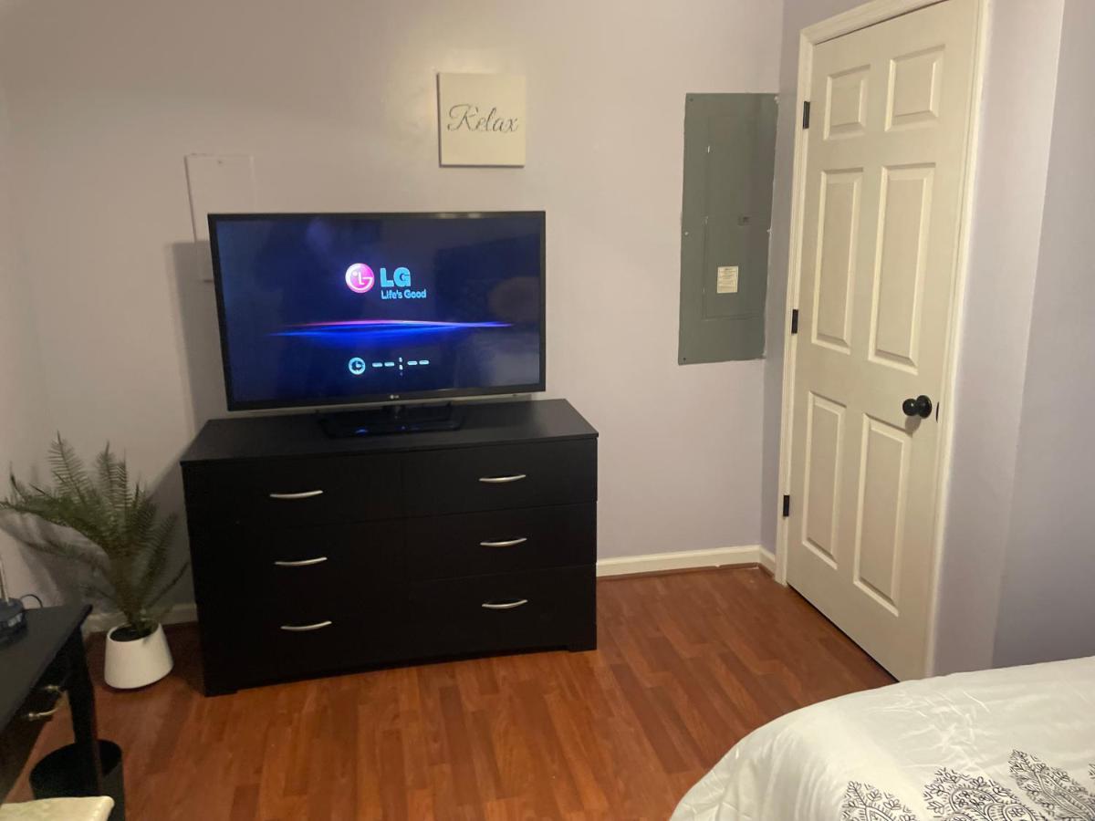 Cute 2-Brm Walkout Apt With Pool Table And Theater Apartment Lexington Bagian luar foto