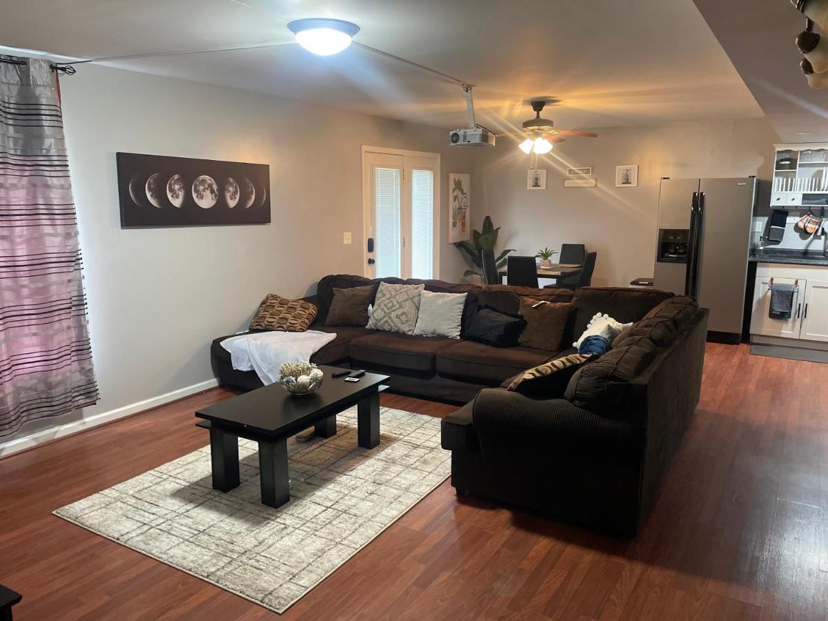 Cute 2-Brm Walkout Apt With Pool Table And Theater Apartment Lexington Bagian luar foto
