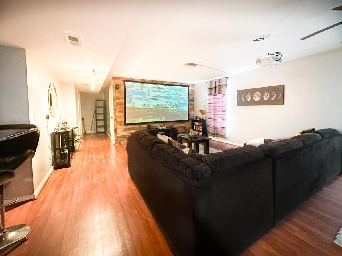 Cute 2-Brm Walkout Apt With Pool Table And Theater Apartment Lexington Bagian luar foto