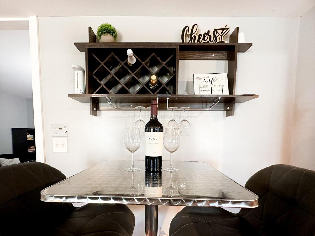 Cute 2-Brm Walkout Apt With Pool Table And Theater Apartment Lexington Bagian luar foto