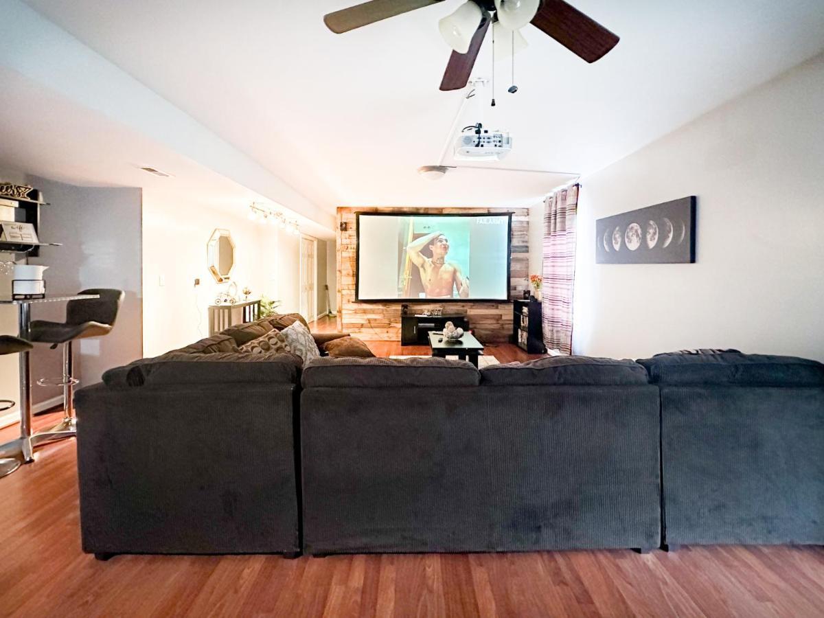 Cute 2-Brm Walkout Apt With Pool Table And Theater Apartment Lexington Bagian luar foto