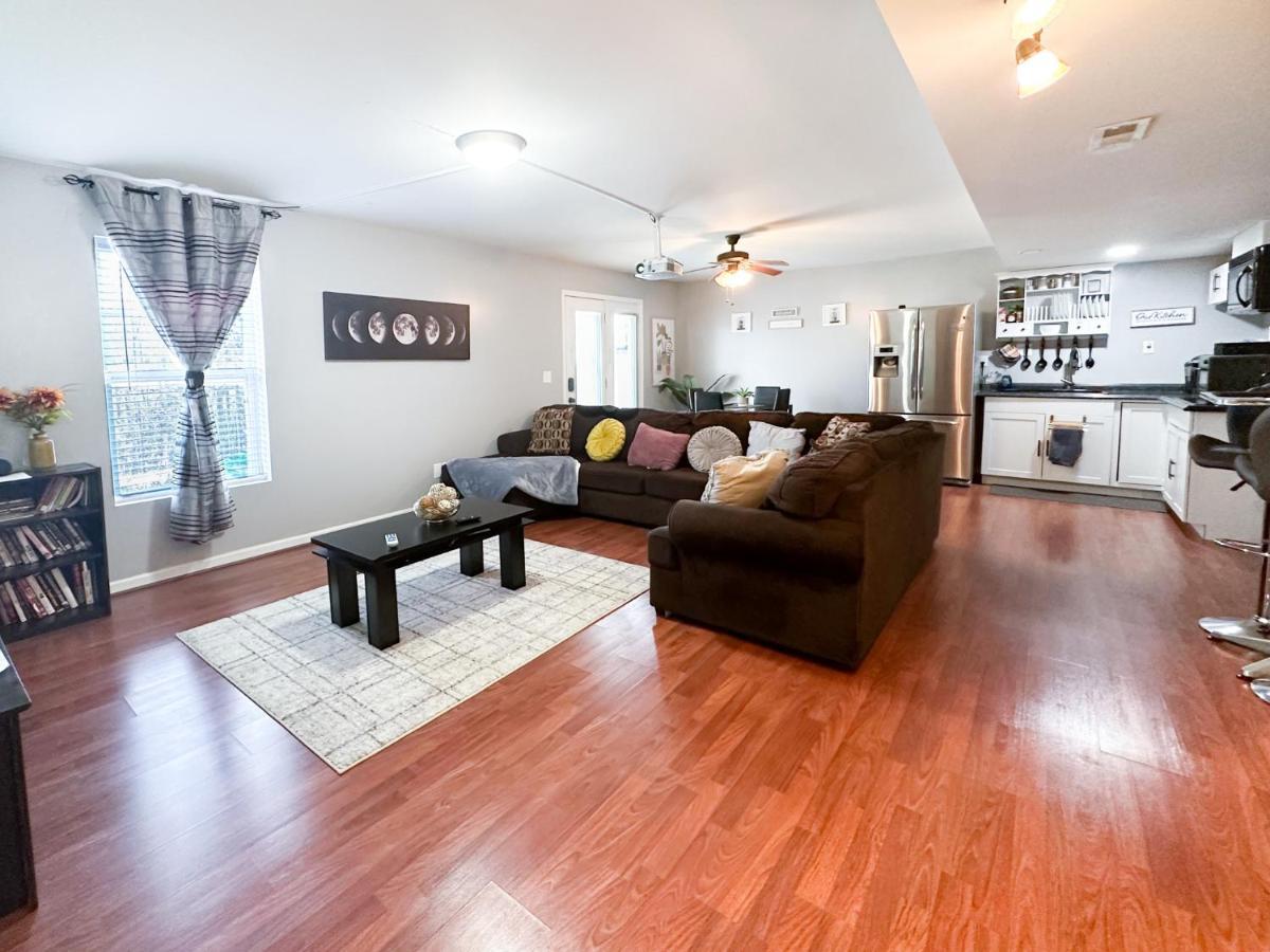 Cute 2-Brm Walkout Apt With Pool Table And Theater Apartment Lexington Bagian luar foto