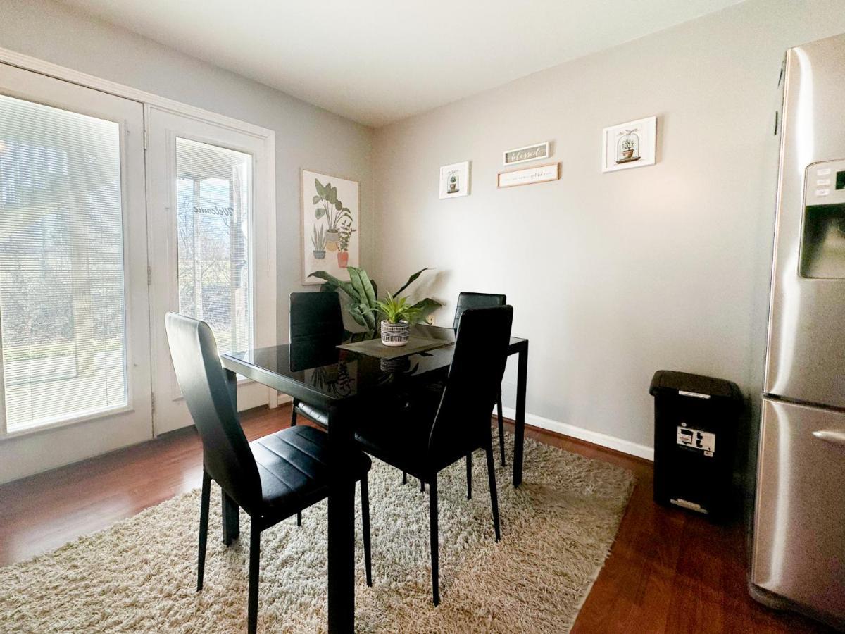 Cute 2-Brm Walkout Apt With Pool Table And Theater Apartment Lexington Bagian luar foto